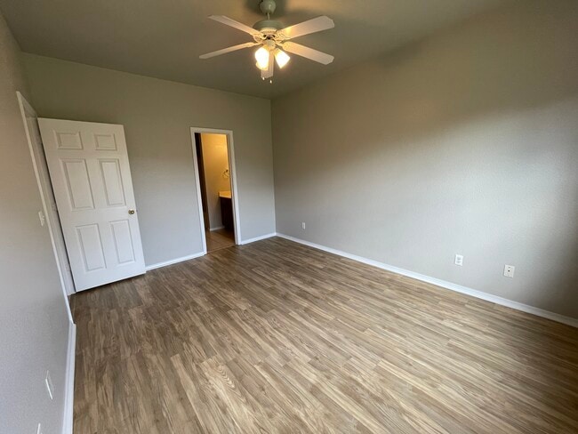 Building Photo - 3201 SW Amberwood Ave