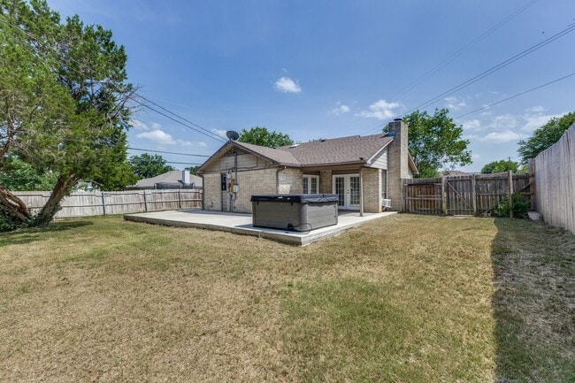 Building Photo - 3 Bedroom 2 Bath Home with Massive Fenced ...