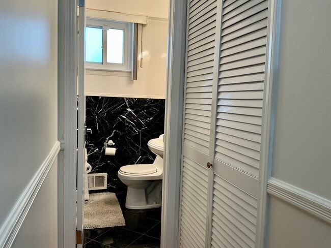 Building Photo - 306 Jefferson Ave