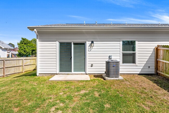 Building Photo - 2566 Oak St