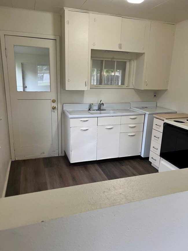 Building Photo - Small 2 bedroom home with carport