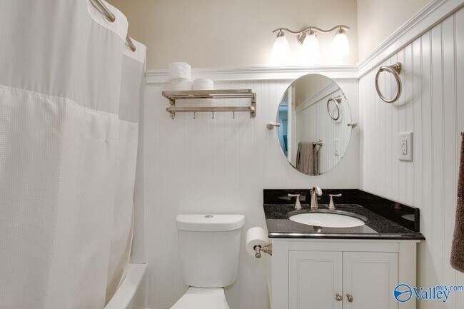 Building Photo - 215 Drake Ave SW