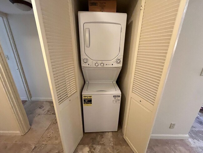 Building Photo - Yacht Harbor Towers (Ala Moana)-1282 sf, 2 bed+den, 2 bath, 2 prkg-INCLUDES UTILITIES