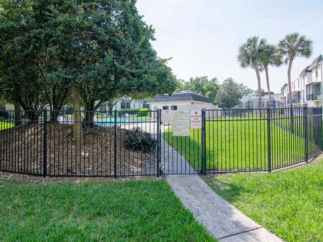 Building Photo - Ground Floor - Corner/End Unit - Upgraded ...