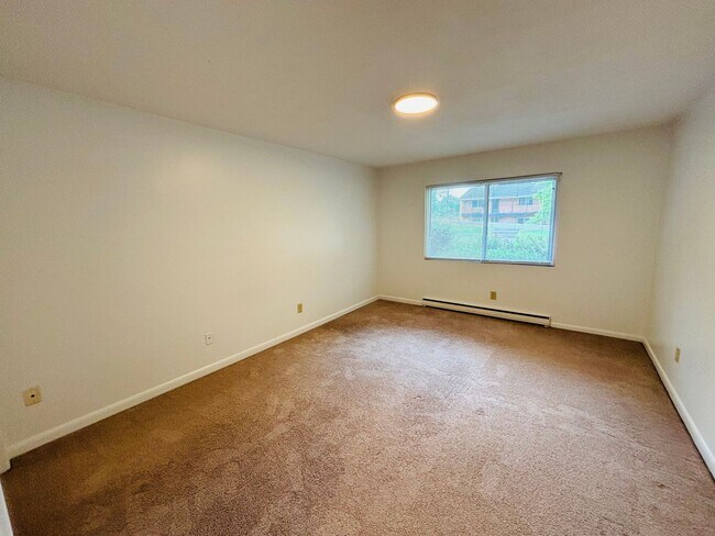 Building Photo - 1 Bedroom, 1 Bath Apartment