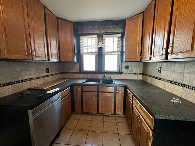 Building Photo - Gigantic 5 bedroom home on the NW side of ...