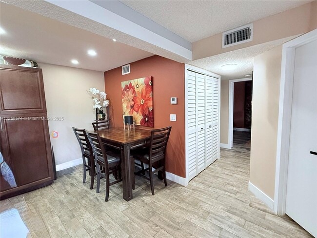 Building Photo - 301 Palm Way