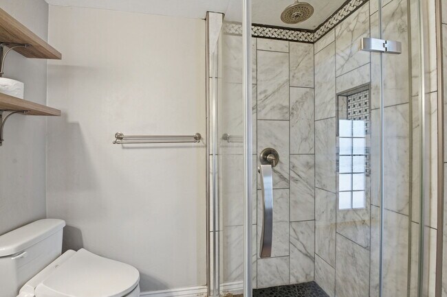 Building Photo - 1901 N Rosemont Blvd