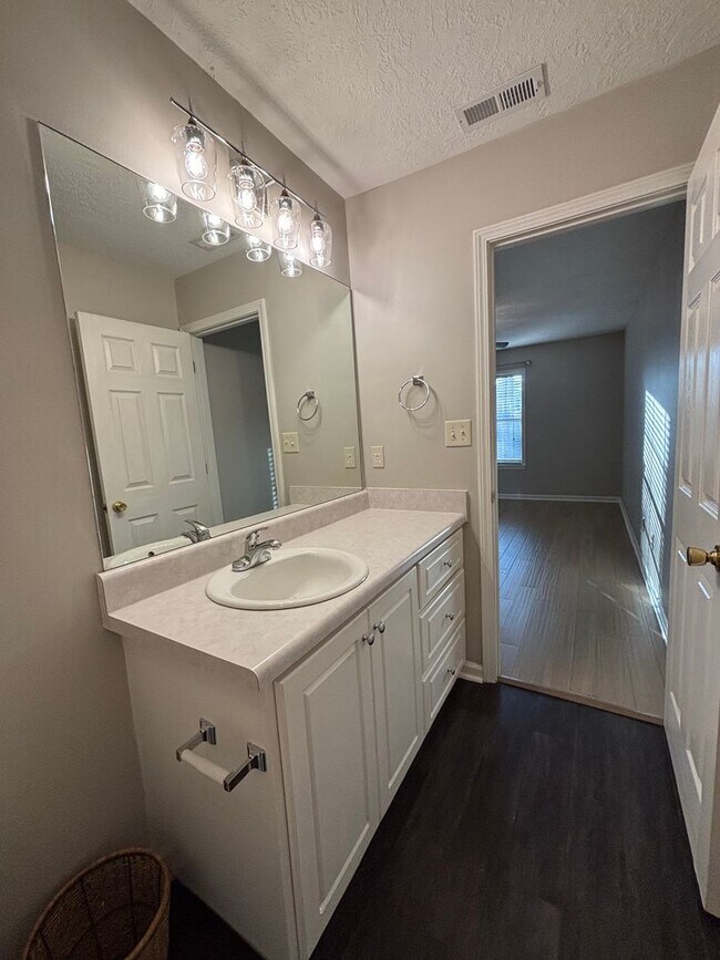 Building Photo - AVAILABLE NOW- LOW MAINTENANCE, MOVE-IN READY PATIO HOME IN NE COLUMBIA!!