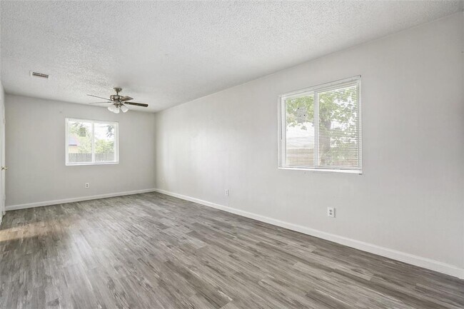 Building Photo - 1800 Cameo Dr