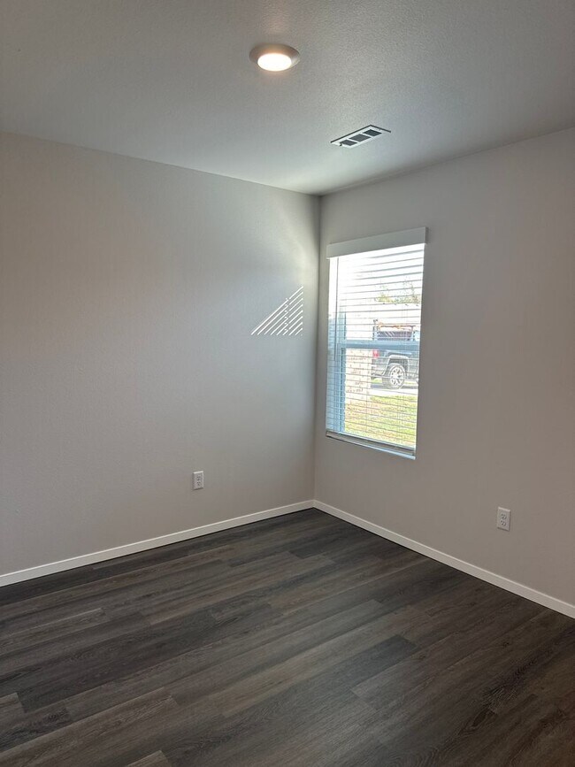 Building Photo - *Pre-leasing* NEWER Three Bedroom | Two Ba...