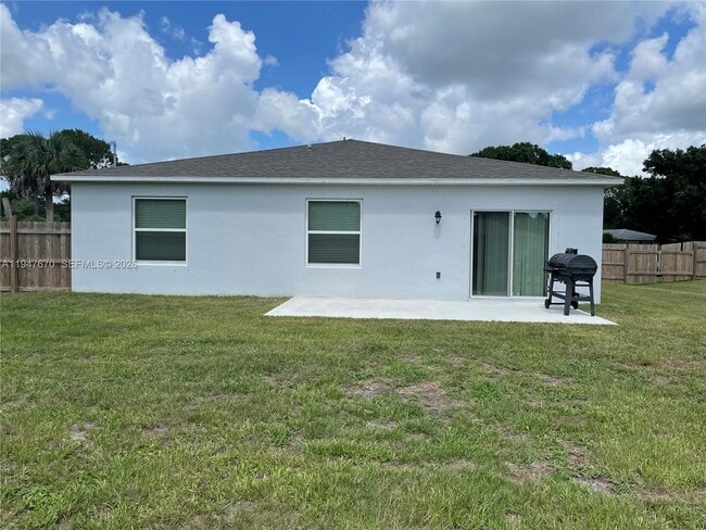 Building Photo - 982 SW Commonwealth Rd