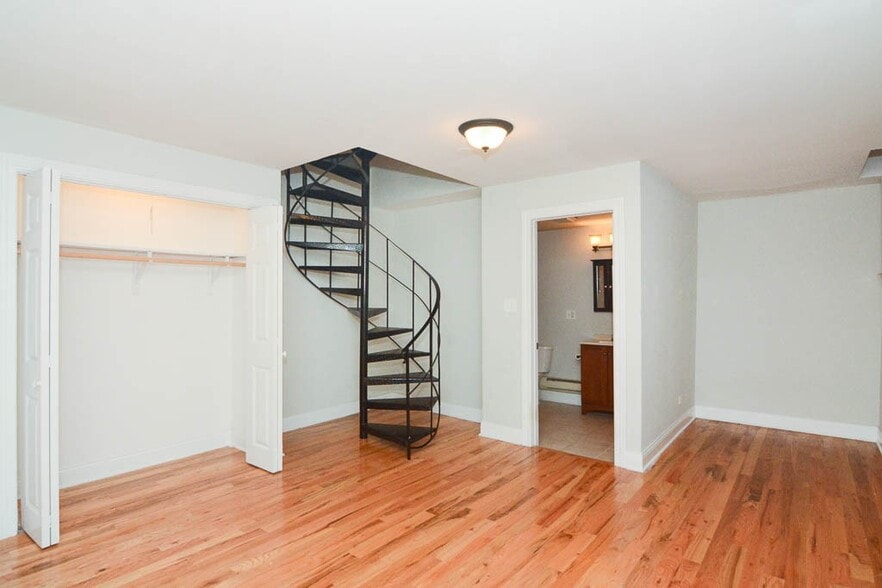 Building Photo - 826 W Cornelia Ave