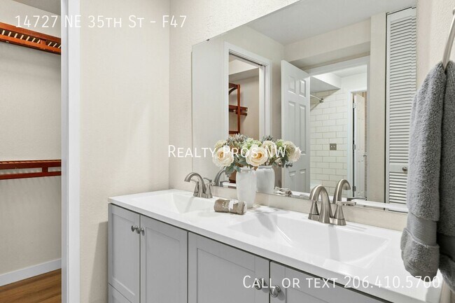 Building Photo - 14727 NE 35th St
