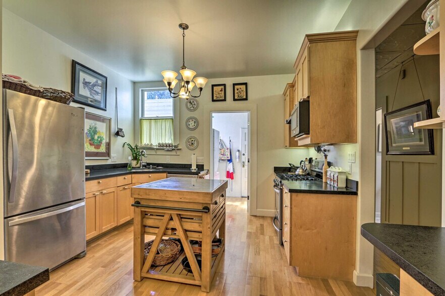 Building Photo - 241 Ashbury St