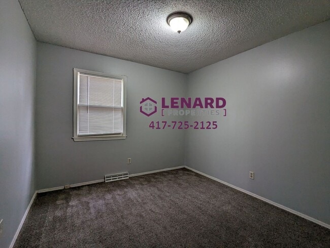 Building Photo - Charming 3-Bedroom Home with Fenced Yard & 2-Car Garage in Springfield