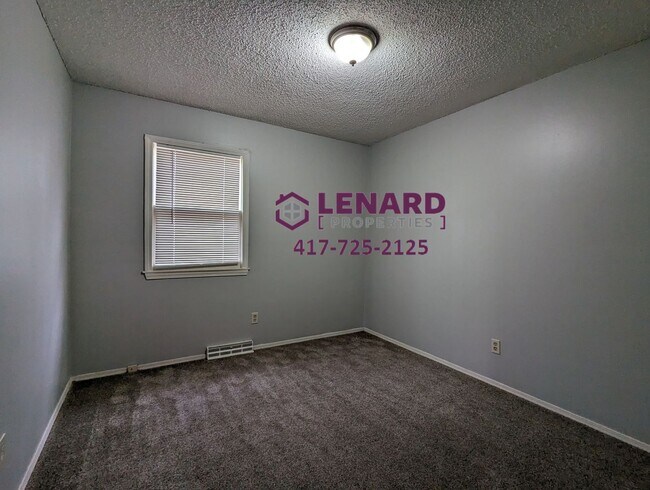 Building Photo - Spacious 3 Bedroom Home!