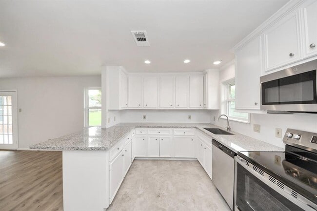 Building Photo - 9615 Meadowvale Dr