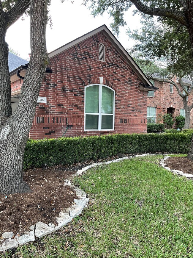 Building Photo - 12110 Shadowpoint Dr