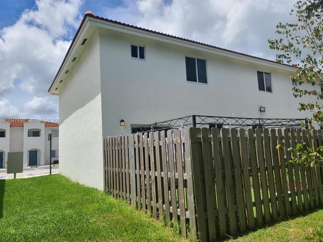Building Photo - 210 SW 3rd Ct