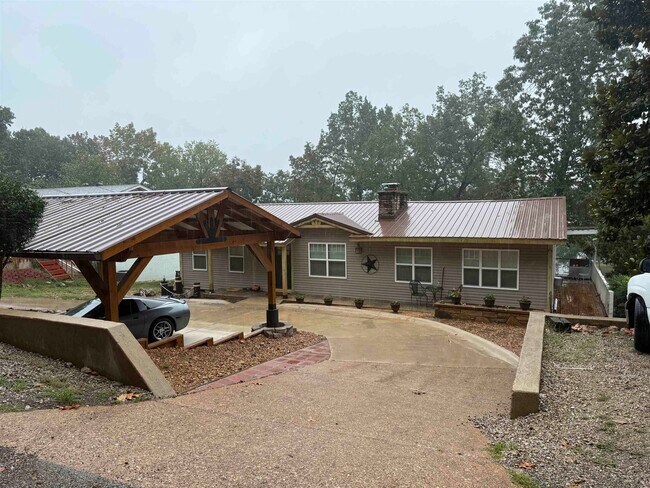 Building Photo - 129 W Lakeshore Dr