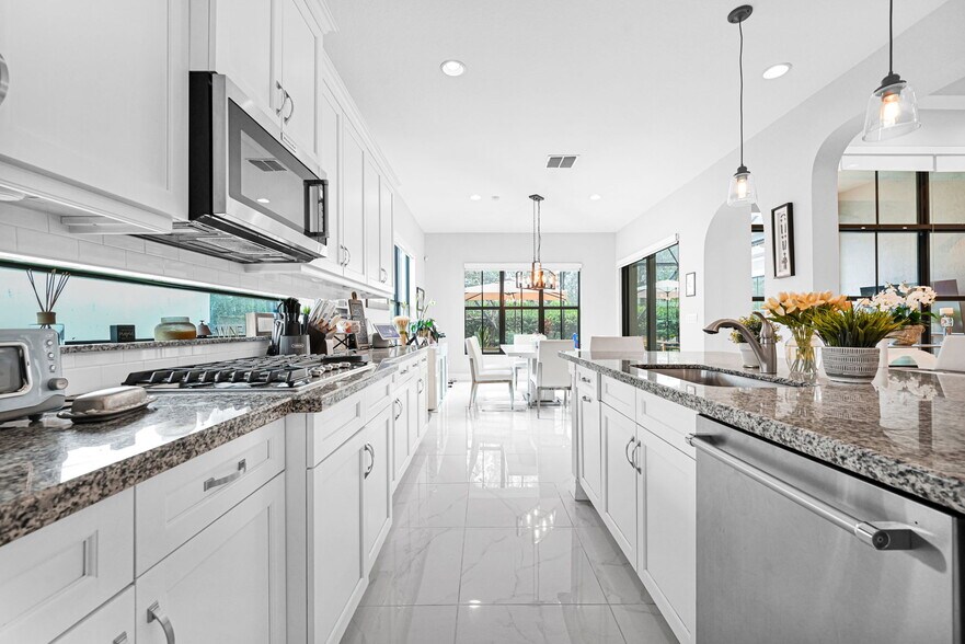 Building Photo - 8855 Watercrest Cir W