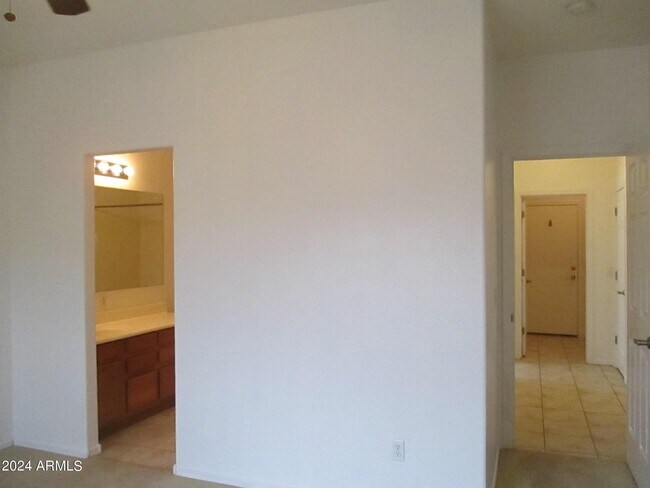 Building Photo - 2633 E Riviera Dr