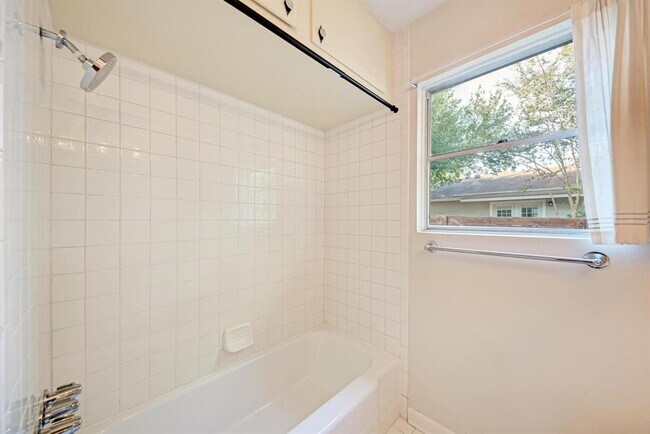 Building Photo - 2508 East Side Dr