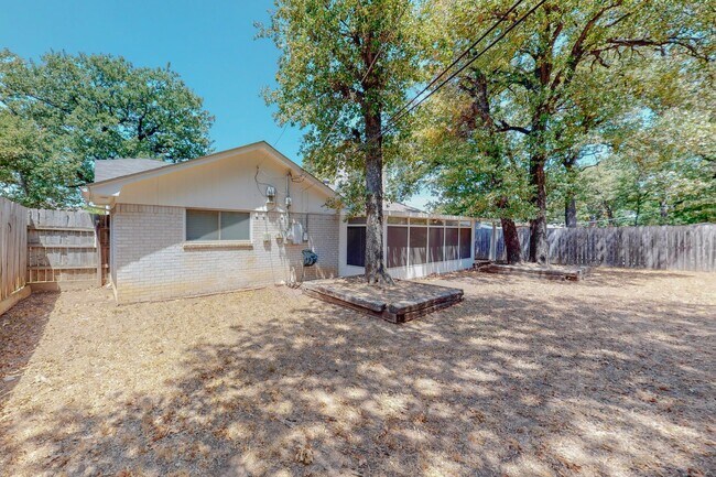 Building Photo - Available June 1st! 3 Bedroom 2 Bath East ...