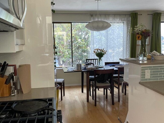 Building Photo - "Charming 4-Bedroom Home with 2 Baths in the Heart of San Francisco!"