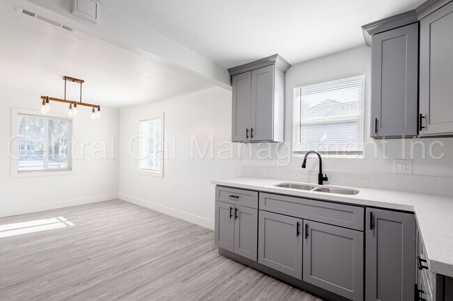 Building Photo - 341 Laurel Ave
