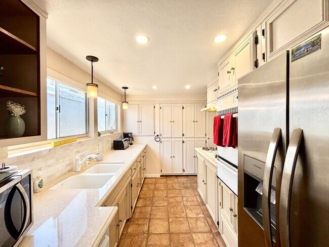 Building Photo - 207 Rossmore- MFR