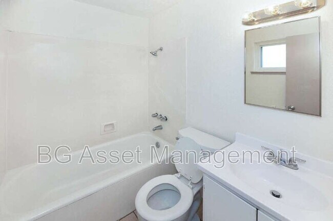 Building Photo - 728 Darina Ave