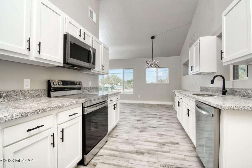 Building Photo - 892 E Glenn St