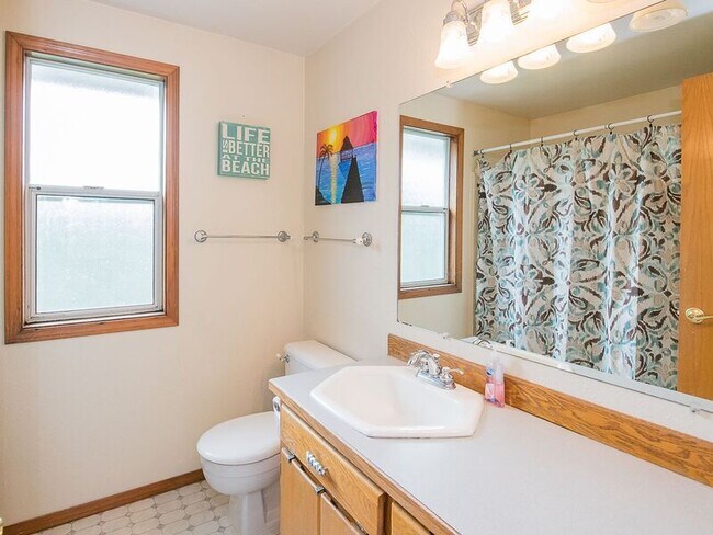 Building Photo - 1810 NE Estate Dr