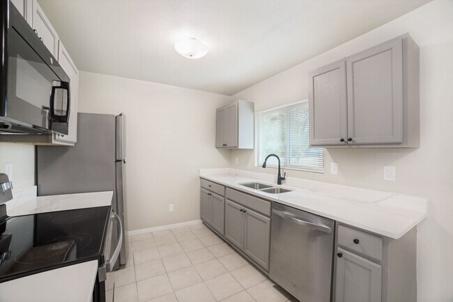 Building Photo - NEWLY-REMODELED 3-BEDROOM HOME IN HERITAGE SUBDIVISION