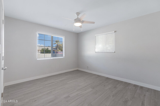 Building Photo - 607 E Encanto Dr