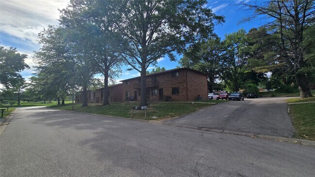 Building Photo - 5 Yorkshire Ln