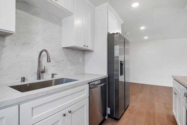 Primary Photo - Silver Lantern St. Apts.