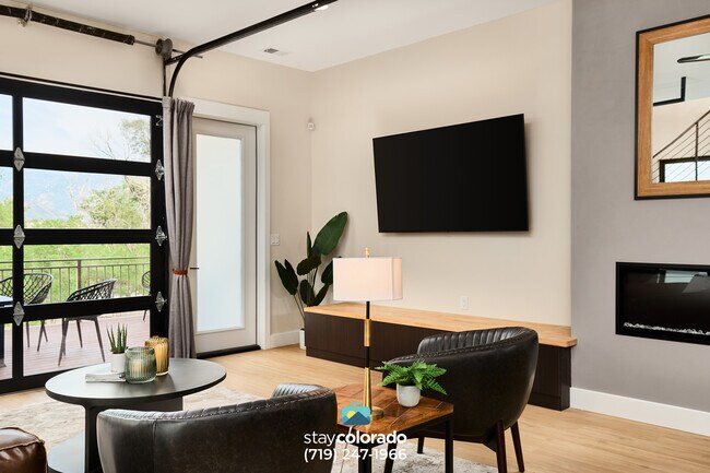 Glenn St - Living Room - 2248 Glenn St