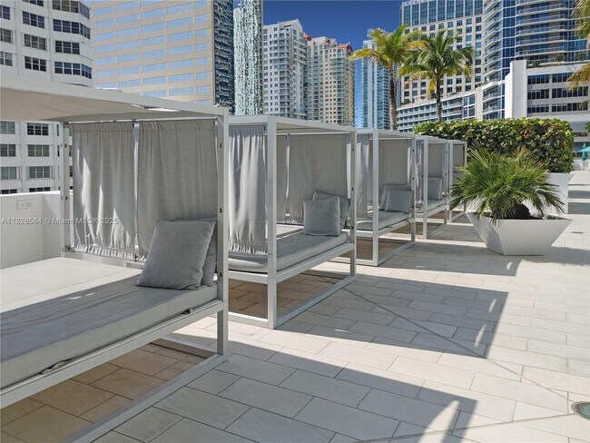 Building Photo - 950 Brickell Bay Dr
