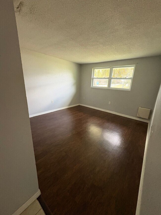 Building Photo - 2 bedroom / 1 bath available now!