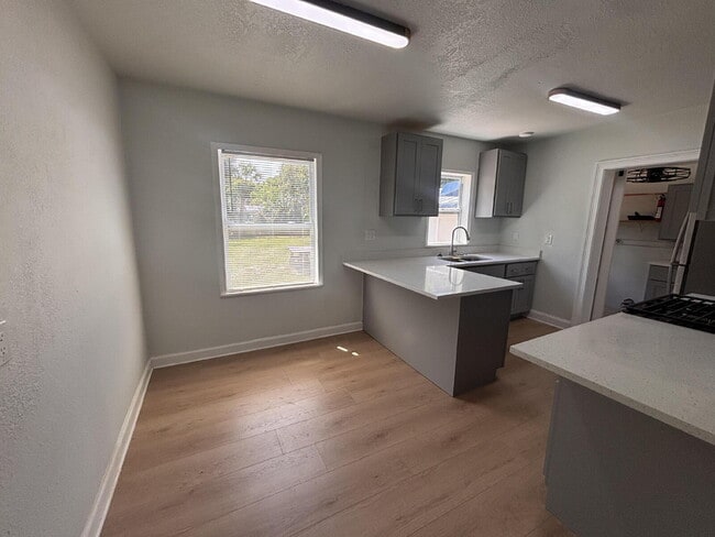 Building Photo - Charming 1946 Downtown Melbourne Bungalow — Renovated & Walkable to Everything!
