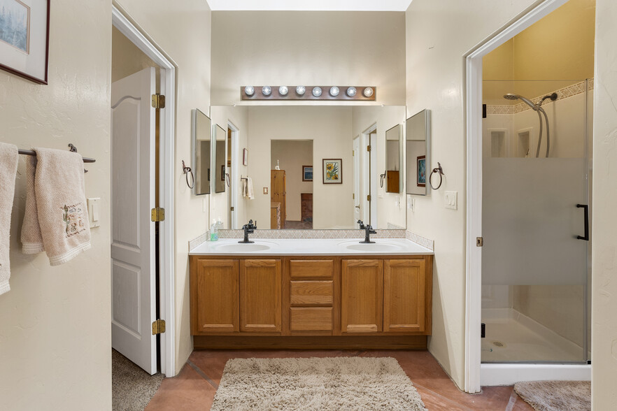 Master bath - 2746 W Calle San Isidro