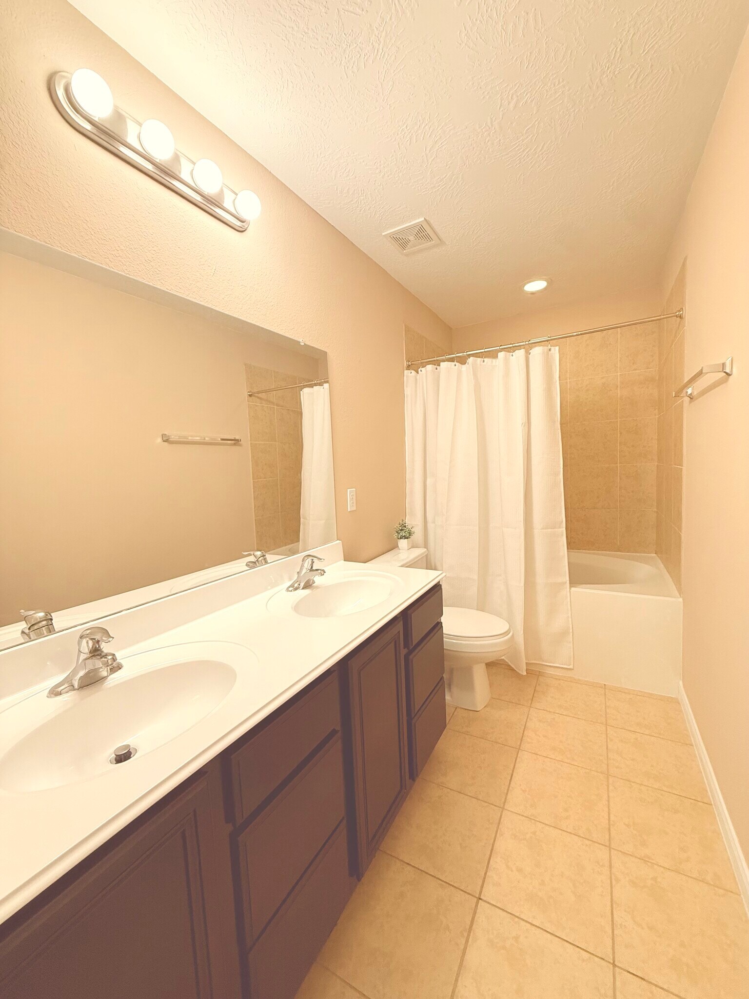 Building Photo - 16005 Summerville Lake Dr