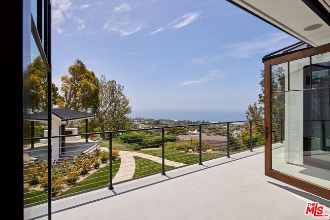 Building Photo - 5561 Horizon Dr