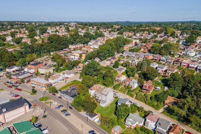 Building Photo - 133 Glenmore Ave