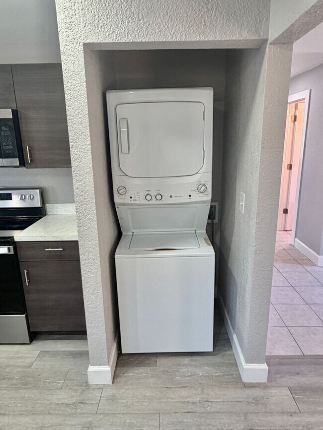 Building Photo - Fully Renovated and STUNNING 3 bedroom/1 b...