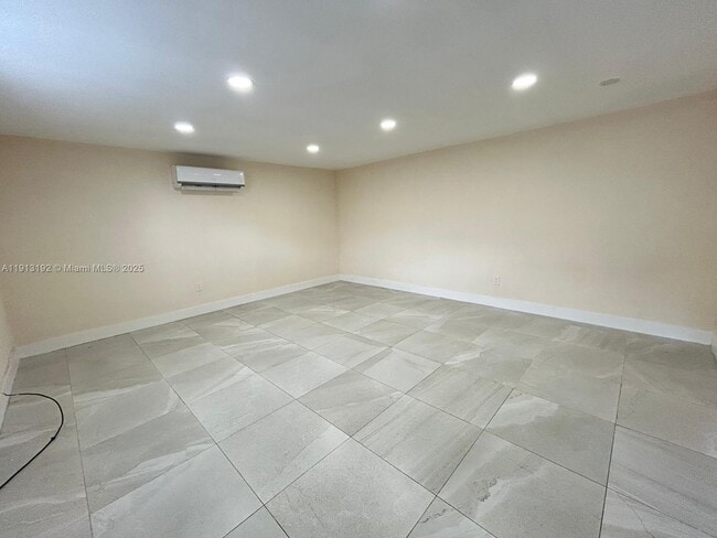 Building Photo - 610 E 8th Ave