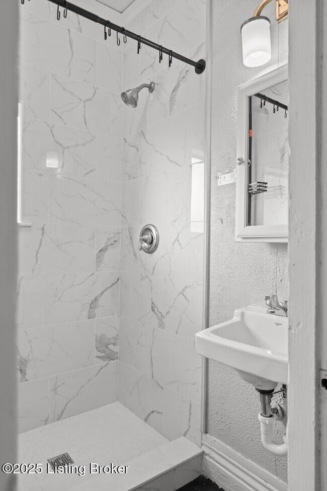 Building Photo - 1319 Maple St